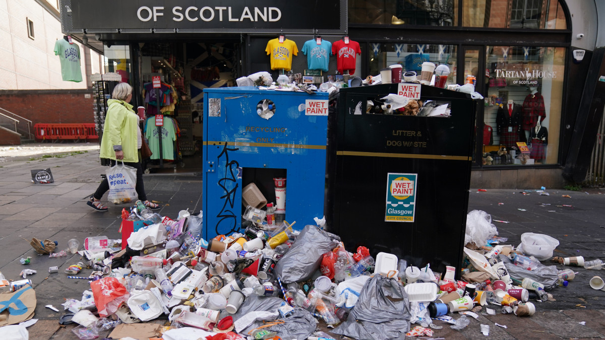 Overflowing bins as Glasgows waste workers have started clearing mountains of rubbish as they return to work following several days of industrial action. The citys waste workers walked out as part of a pay protest against local government. Picture date: Thursday September 1, 2022. The Scottish First Minister Nicola Sturgeon will meet union leaders on Thursday in an attempt to resolve the dispute. (Photo by Andrew Milligan/PA Images via Getty Images)