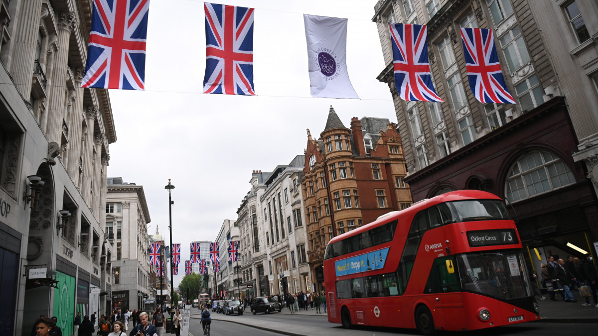 A II. Erzsébet brit uralkodó trónra lépésének 70. évfordulója alkalmából fellobogózott Oxford Street 2022. május 10-én. A platinajubileum alkalmából június 2-5. között utcabálokkal és látványos parádékkal köszöntik a 96 éves királynőt, aki édesapja, VI. György király halálának napján, 1952. február 6-án lépett az Egyesült Királyság trónjára.