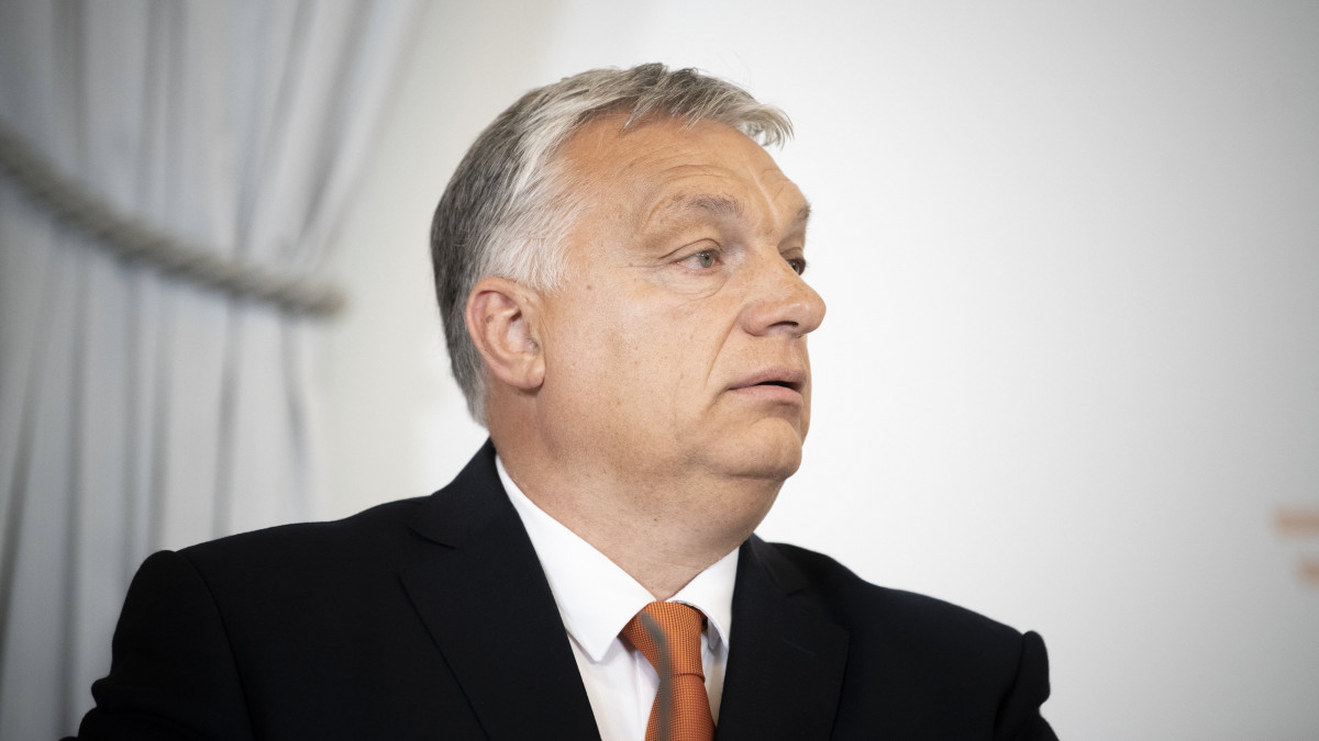 A Miniszterelnöki Sajtóiroda által közreadott képen Orbán Viktor miniszterelnök Karl Nehammer osztrák kancellárral közösen tartott sajtótájékoztatóján Bécsben 2022. július 28-án.