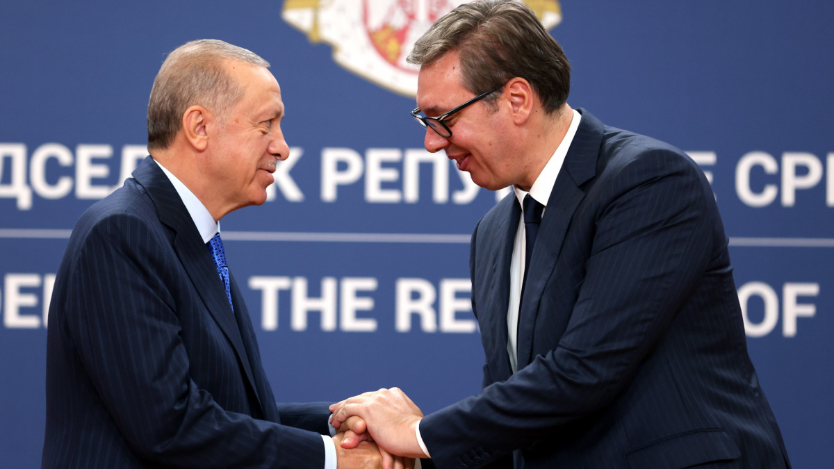 Recep Tayyip Erdogan török elnök (b) és Aleksandar Vucic szerb államfő kezet fog a megbeszélésüket követő sajtóértekezleten a belgrádi államfői hivatalban 2022. szeptember 7-én. Erdogan hivatalos látogatáson tartózkodik Szerbiában.