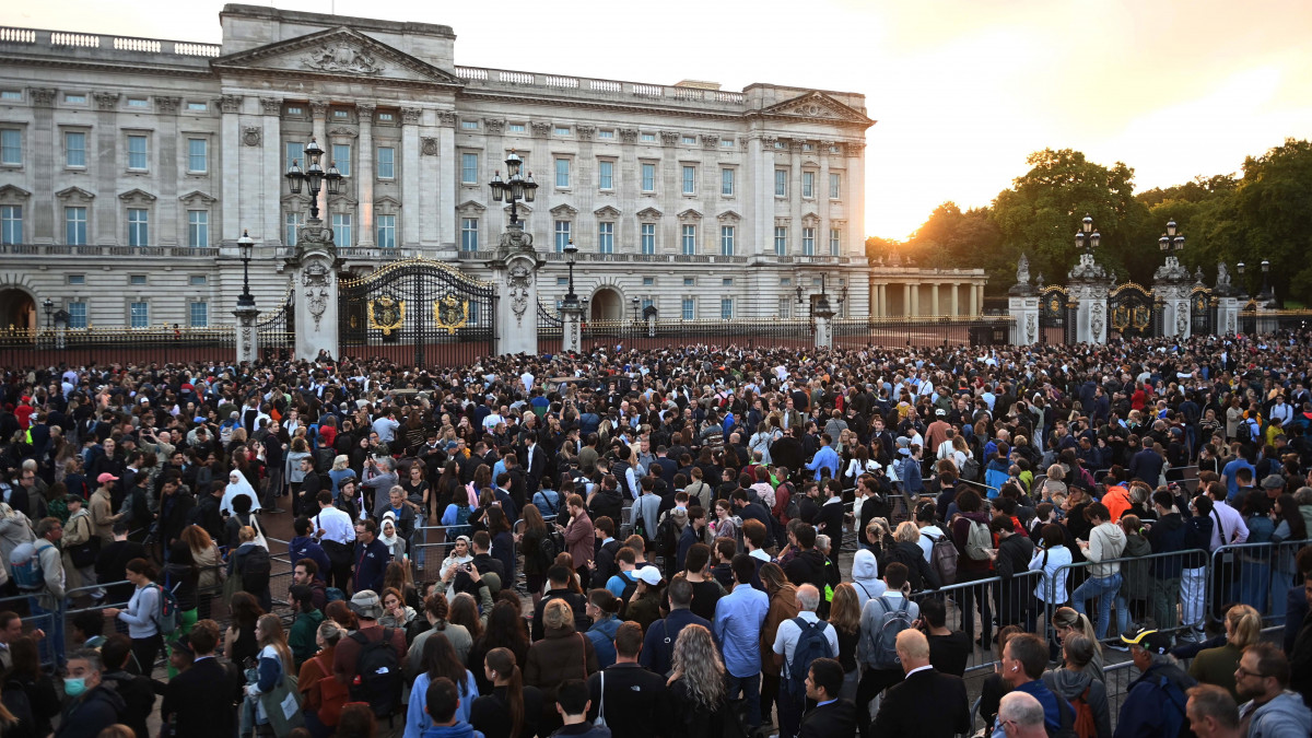 II. Erzsébet brit uralkodó halálának hivatalos bejelentése után összesereglett emberek a londoni királyi rezidencia, a Buckingham-palota előtt 2022. szeptember 8-án. A királynő életének 97., uralkodásának 71. évében ezen a napon hunyt el a skóciai Balmoral kastélyában. II. Erzsébet királynő édesapja, VI. György király halálának napján, 1952. február 6-án lépett az Egyesült Királyság trónjára. Halálának pillanatától elsőszülött fia, a 73 esztendős eddigi trónörökös, Károly a brit uralkodó III. Károly néven.