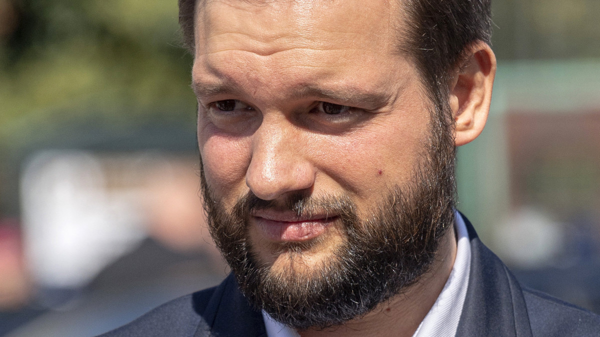 Déri Tibor, a Momentum környezetvédelmi politikusa, az ellenzéki pártok újpesti polgármesterjelöltje az ellenzéki parlamenti frakciók képviselői, független országgyűlési képviselők és a Momentum politikusa sajtótájékoztatóján a Köztársasági Elnöki Hivatal előtt, a Szent György téren 2019. szeptember 20-án. A tájékoztatón elmondták, hogy azt szeretnék, ha a javaslatukban foglaltakat is képviselné Áder János államfő az ENSZ szeptember 23-án kezdődő klímacsúcsán. A jelenlévők közösen vonultak a Köztársasági Elnöki Hivatalhoz, hogy átadják a klímakatasztrófa megfékezéséről szóló határozati javaslatukat Áder János államfőnek.