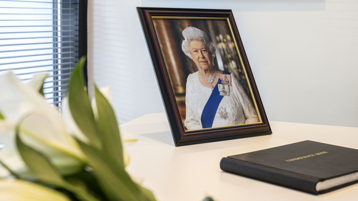 Kondoleálókönyv II. Erzsébet brit királynő portréja előtt a budapesti brit nagykövetség épületében 2022. szeptember 9-én. II. Erzsébet brit királynő életének 97., uralkodásának 71. évében a skóciai Balmoral kastélyában 2022. szeptember 8-án elhunyt.