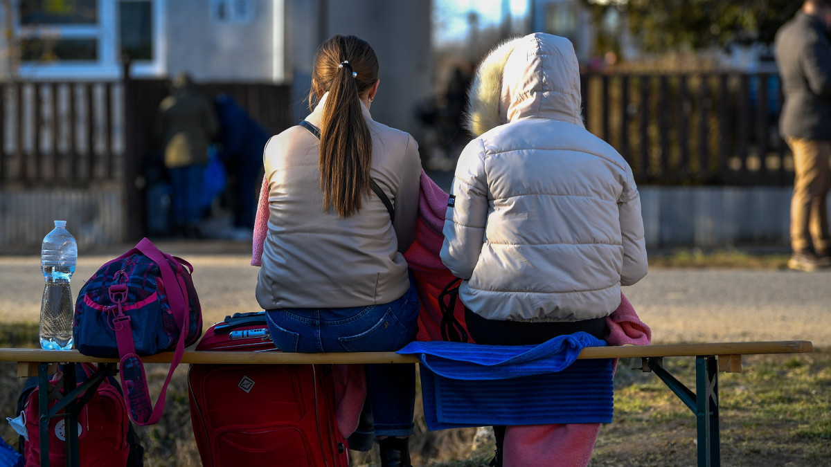 Az orosz-ukrán háború elől menekülő emberek a tiszabecsi II. Rákóczi Ferenc Általános Iskolánál 2022. február 28-án. Az intézmény tornaterméből ideiglenes szálláshelyet alakítottak ki a menekültek számára.