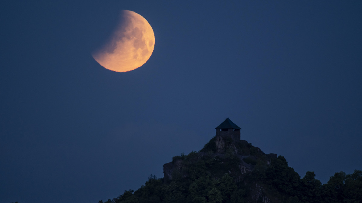 Holdfogyatkozás a salgói vár felett Salgótarján közeléből fotózva 2022. május 16-án hajnalban.