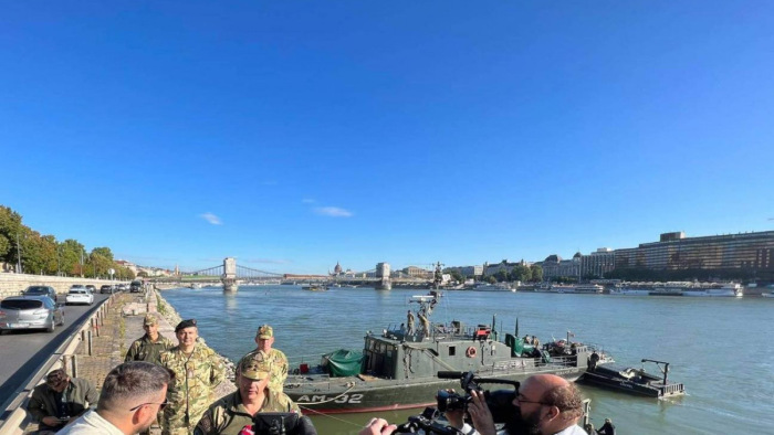 Kiemelték a bombát a Dunából Budapest közepén, de...