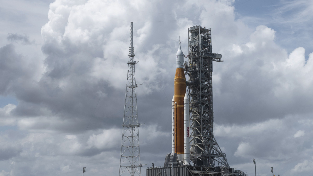 A NASA által közreadott kép az Orion amerikai Hold-űrhajó és hordozórakétája a Kennedy Űrközpont kilövőállásán, a floridai Cape Canaveralben 2022. augusztus 30-án. Az Artemis I misszió óriás holdrakétájának felbocsátását műszaki rendellenesség miatt szeptember 2-re halasztották. A tervek szerint az Orion űrkapszulát, amely az Artemis-program első, legénység nélküli küldetésén megkerüli majd a Holdat, a Space Launch System (SLS) elnevezésű rakétával bocsátják fel.