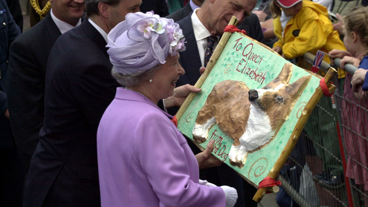 Britains Queen Elizabeth II  receives a papier mache relief of a corgi from a member of the public on her visit to Kettering in Northamptonshire.   (Photo by Haydn West - PA Images/PA Images via Getty Images)
