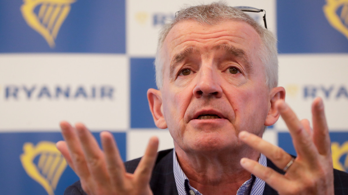 Michael OLeary, a Ryanair vezérigazgatója sajtótájékoztatót tart a légitársaság Belgiumból induló nyári járatairól Brüsszelben 2021. július 1-jén.