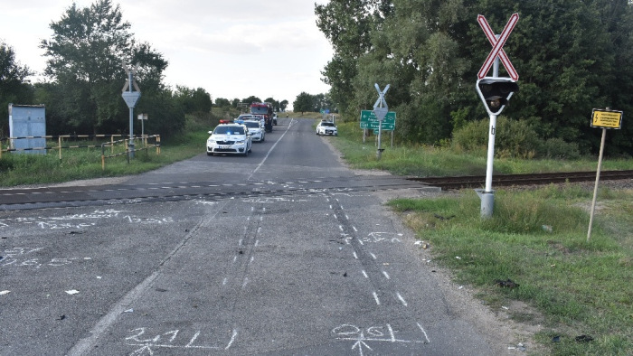 A sofőr figyelmetlensége miatt halt meg egy utas a vasúti átjáróban