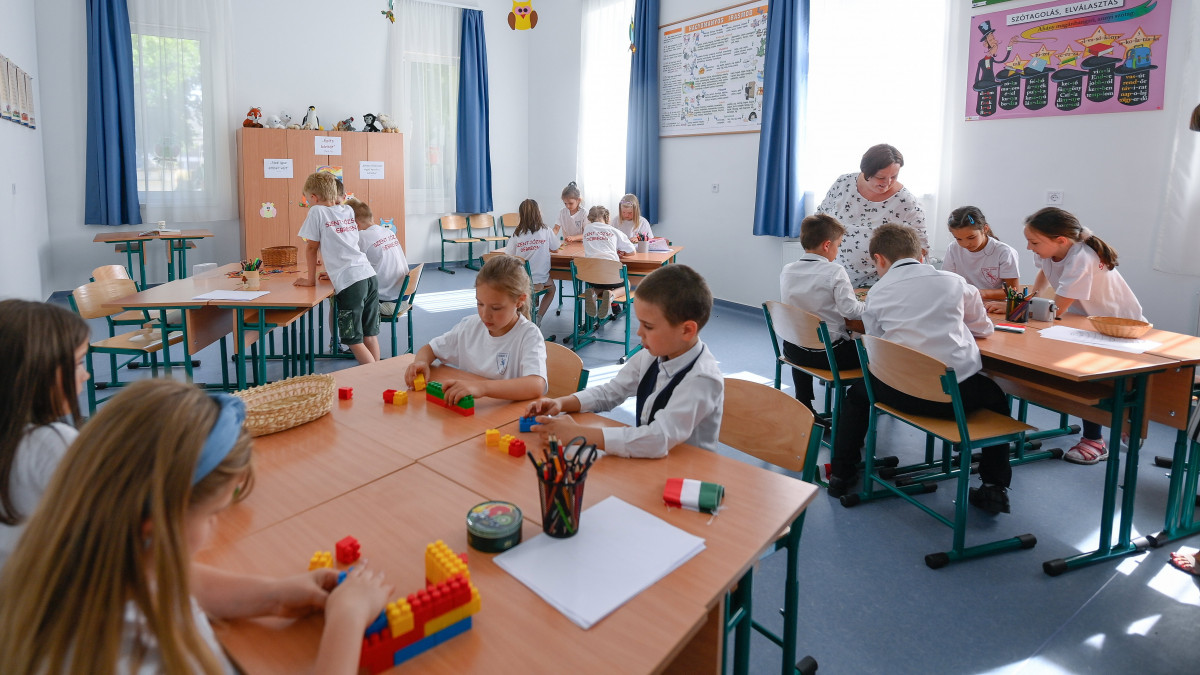 Gyerekek foglalkozáson vesznek részt a debreceni Szent József Óvoda, Általános Iskola, Gimnázium és Kollégium felújított és bővített általános iskolai épületében az átadóünnepség napján, 2022. június 16-án.