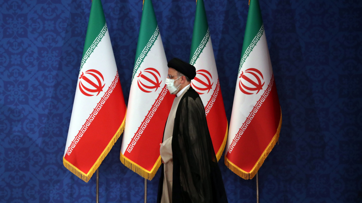 Ebrahim Raiszi, a megválasztott iráni elnök első sajtótájékoztatójára érkezik Teheránban 2021. június 21-én. Raiszi bejelentette, hogy kormánya folytatni fogja az iráni atomalku felélesztését célzó többhatalmi egyeztetést.
