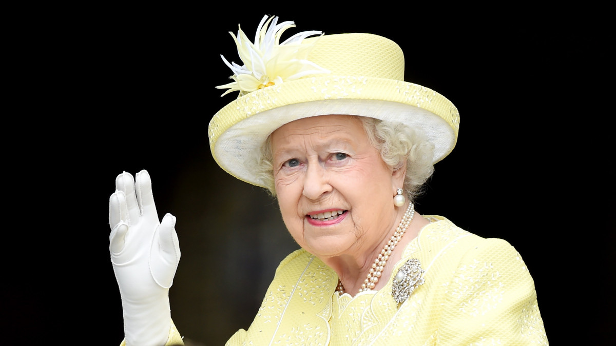 2016. június 10-én Londonban készített kép II. Erzsébet brit királynőről, aki 2022. szeptember 8-án, 96 éves korában, uralkodásának 71. évében elhunyt.