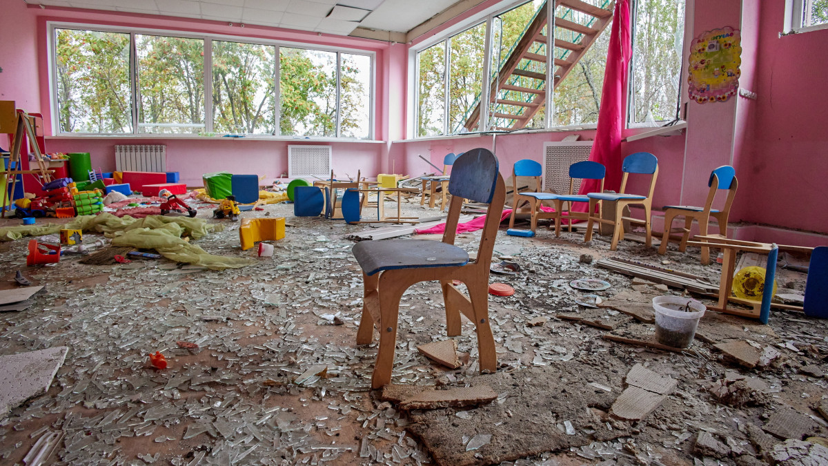 Megsemmisült óvoda épülete az orosz erőktől nemrégiben visszafoglalt Licpiben, Harkiv megyében 2022. szeptember 24-én.