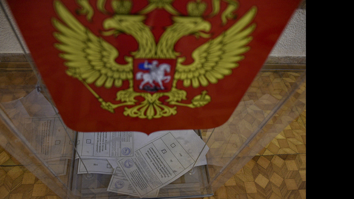 Szavazólapok egy orosz címerrel ellátott urnában az Oroszországhoz való csatlakozásról tartott népszavazáson a Krím félszigeti Szevasztopolban 2022. szeptember 23-án. A referendum szeptember 27-ig tart a szakadár Donyecki és Luhanszki Népköztársaság, valamint az orosz megszállás alá került Herszon és Zaporizzsja ukrán megyék hovatartozásáról.