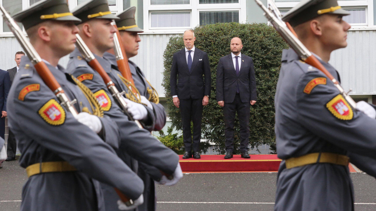 Szalay-Bobrovniczky Kristóf honvédelmi minisztert (b) katonai tiszteletadással fogadja Jaroslav Nad szlovák védelmi miniszter (j) Pozsonyban, a védelmi minisztérium épülete előtt 2022. szeptember 26-án.