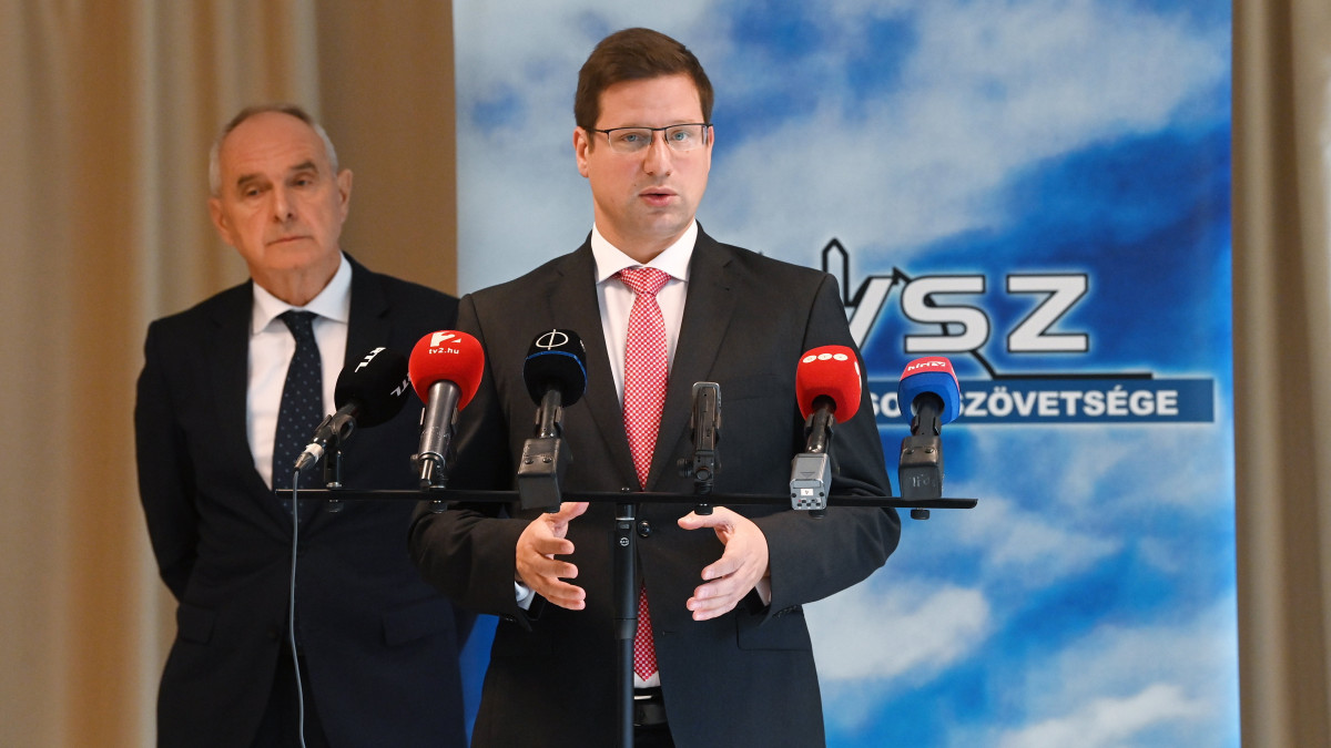 Gulyás Gergely Miniszterelnökséget vezető miniszter (j) és Szita Károly, Kaposvár polgármestere, a Megyei Jogú Városok Szövetsége (MJVSZ) elnöke a szövetség közgyűlése után tartott sajtótájékoztatón a Holiday Beach Budapest szállodában 2022. szeptember 26-án.