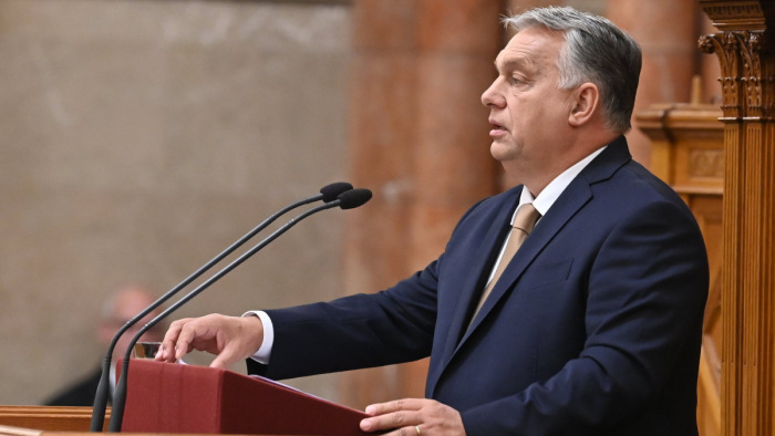 Orbán Viktor a pulpituson: bele akarnak préselni minket a háborúba