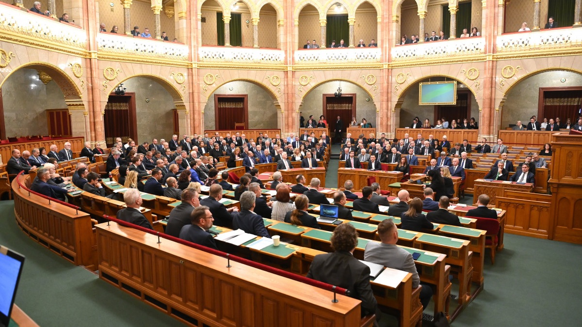 Képviselők az Országgyűlés plenáris ülésén az őszi ülésszak nyitónapján 2022. szeptember 26-án. Középen Orbán Viktor miniszterelnök, a kormányfő mellett Semjén Zsolt miniszterelnök-helyettes (b).