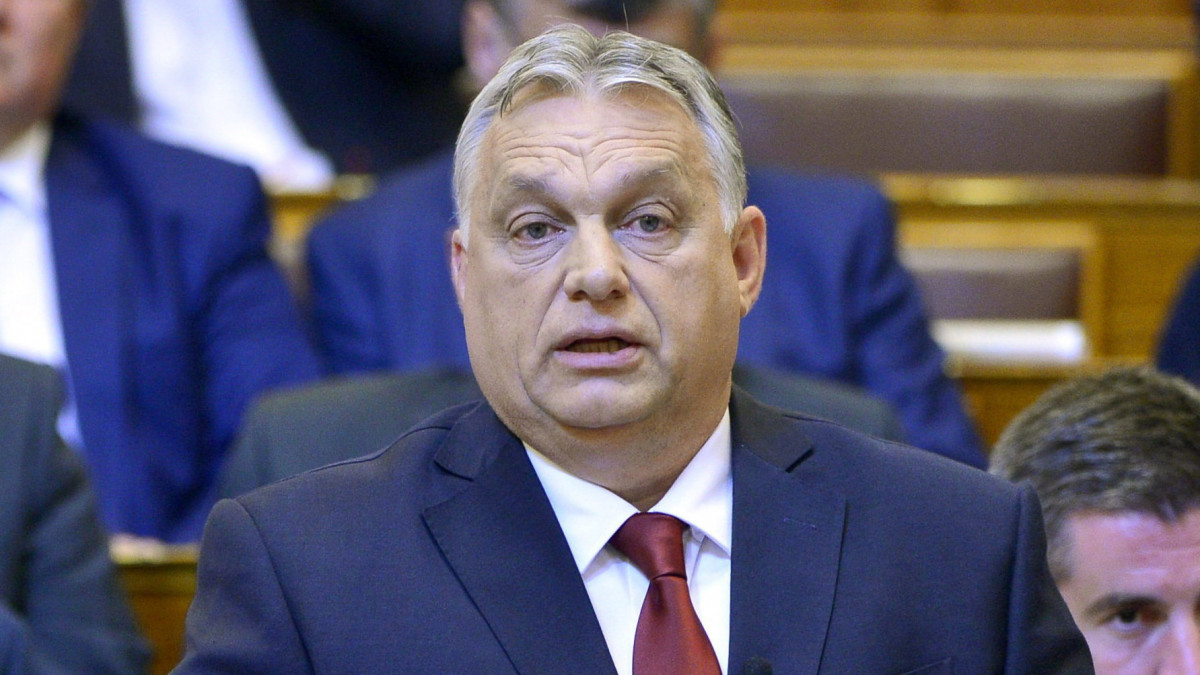 Orbán Viktor miniszterelnök azonnali kérdésre válaszol az Országgyűlés rendkívüli plenáris ülésén 2022. június 27-én. Mellette Semjén Zsolt nemzetpolitikáért, egyházügyekért és nemzetiségekért felelős miniszterelnök-helyettes (b).