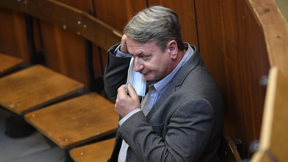 Kovács Béla korábbi jobbikos európai parlamenti képviselő az ellene és három társa ellen az Európai Unió intézményei elleni kémkedés bűntette és más bűncselekmények miatt indult büntetőper tárgyalásán a Budapest Környéki Törvényszék tárgyalótermében 2020. szeptember 24-én. A bíróság felmentette Kovács Bélát a kémkedés vádja alól elsőfokú ítéletében, ugyanakkor költségvetési csalás miatt másfél év felfüggesztett szabadságvesztéssel és 600 ezer forint pénzbüntetéssel sújtotta.