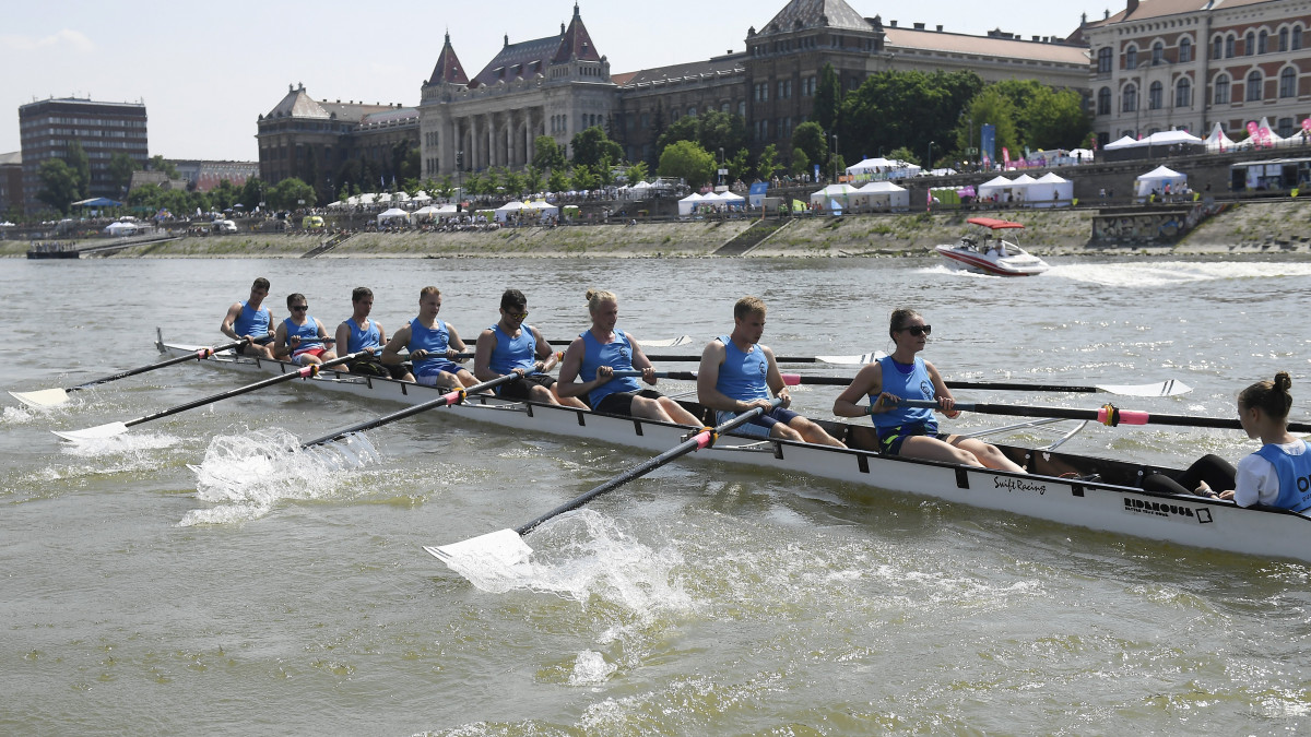 Az Óbudai Egyetem csapata a 6. Dunai Regatta egyetemi evezősversenyen a Duna belvárosi szakaszán 2018. május 5-én.