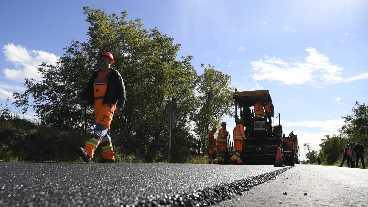 Útépítés Szentlőrinckáta határában a 3108-as úton 2022. szeptember 28-án. A Magyar falu programban idén 16 milliárd forint értékben újultak meg utak az országban.