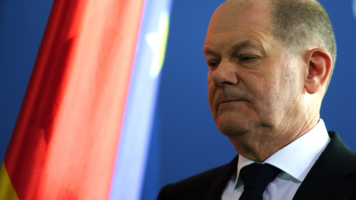 Olaf Scholz német kancellár nyilatkozatot tesz a biztonsági kabinet ülése után Berlinben 2022. február 24-én. Vlagyimir Putyin orosz elnök február 24-én hajnalban katonai művelet végrehajtását rendelte el a Donyec-medencében, leszögezve, hogy Oroszország tervei között nem szerepel Ukrajna megszállása, ugyanakkor törekedni fog az ország demilitarizálására. Az orosz erők mindazonáltal Ukrajna más térségeiben is támadtak katonai célpontokat, és támadást indítottak az oroszbarát szakadárok is az általuk ellenőrzött kelet-ukrajnai területeken. Az ukrán vezetés hadiállapotot vezetett be. A nyugati világ elítélte az orosz hadműveletet, és súlyos szankciókat helyezett kilátásba Moszkva ellen.