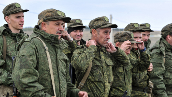 Moszkva: orosz hadifoglyokat lőttek főbe ukrán katonák - videó
