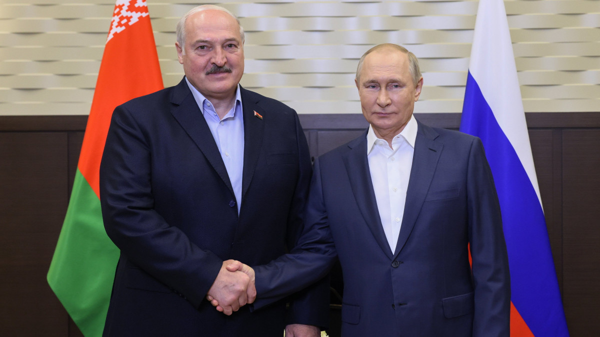 Vlagyimir Putyin orosz (j) és Aljakszandr Lukasenka fehérorosz elnök megbeszélést folytat Szocsiban 2022. szeptember 26-án.