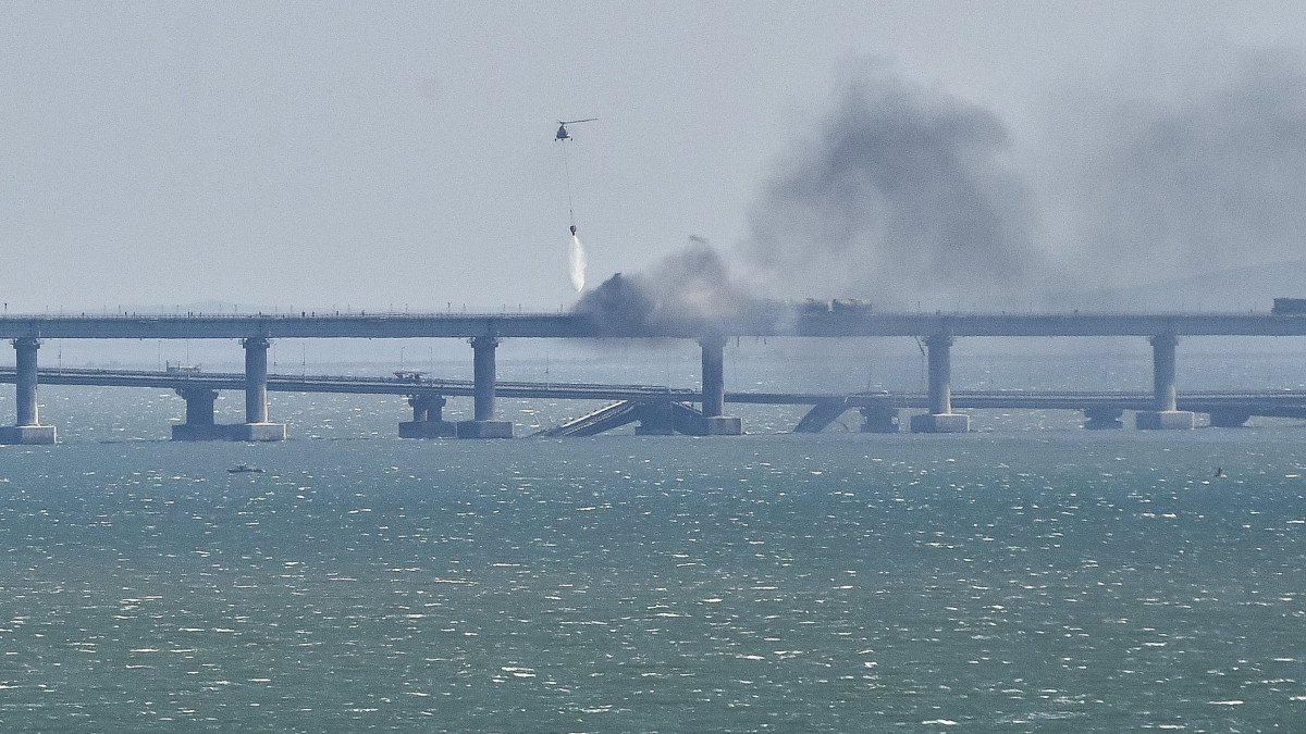 A Krími híd tüzét helikopterről oltják Kercs térségében 2022. október 8-án, miután az orosz Nemzeti Terrorizmusellenes Bizottság állítása szerint felrobbant egy teherautó az Ukrajnától elcsatolt Krímet és Oroszországot a Fekete- és az Azovi-tenger között összekötő átkelő közúti oldalán. Az útpálya érintett szakasza beomlott, a vasúti híd szerkezete is megsérült.