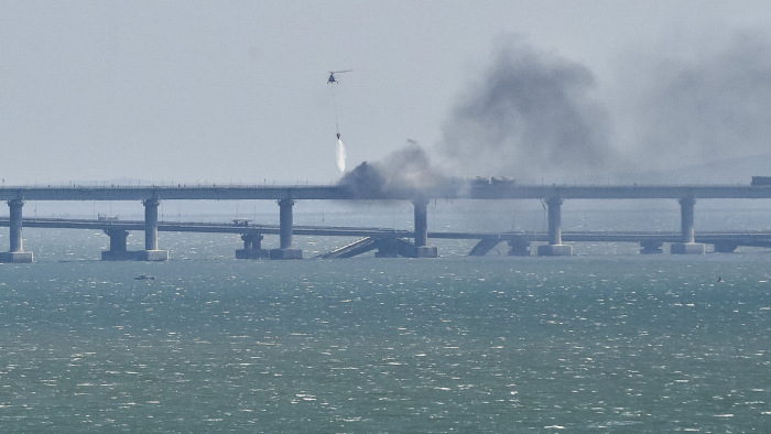 Felrobbant Krími híd - A katonai delfinek és az FSZB tagjai is védhették a létesítményt