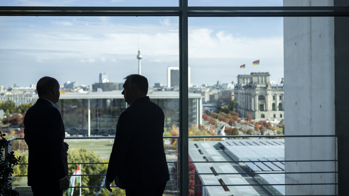 A Miniszterelnöki Sajtóiroda által közreadott képen Orbán Viktor miniszterelnök (j) és Olaf Scholz német kancellár (b) megbeszélést folytat Berlinben 2022. október 10-én.