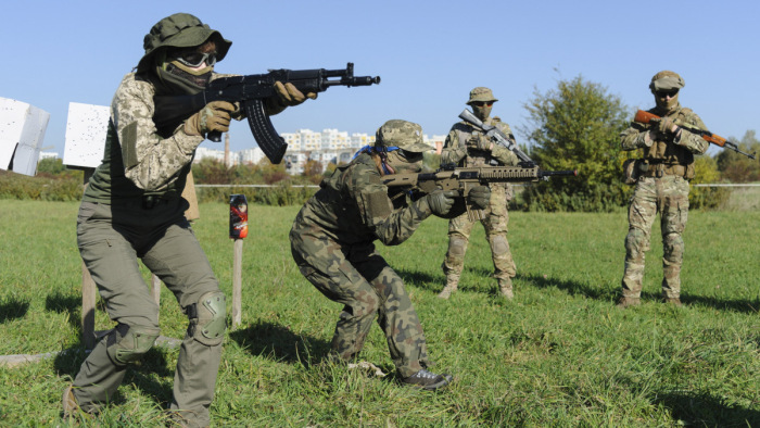 Franciaország vállalta 2000 ukrán katona kiképzését