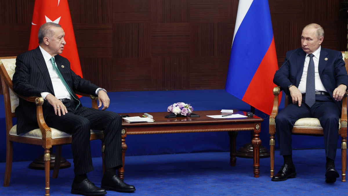 Recep Tayyip Erdogan török (b) és Vlagyimir Putyin orosz elnök kétoldalú megbeszélése az Ázsiai Együttműködési és Bizalomerősítő Konferencia (CICA) hatodik csúcstalálkozóján a kazahsztáni fővárosban, Asztanában a kétnapos esemény első napján, 2022. október 13-án.