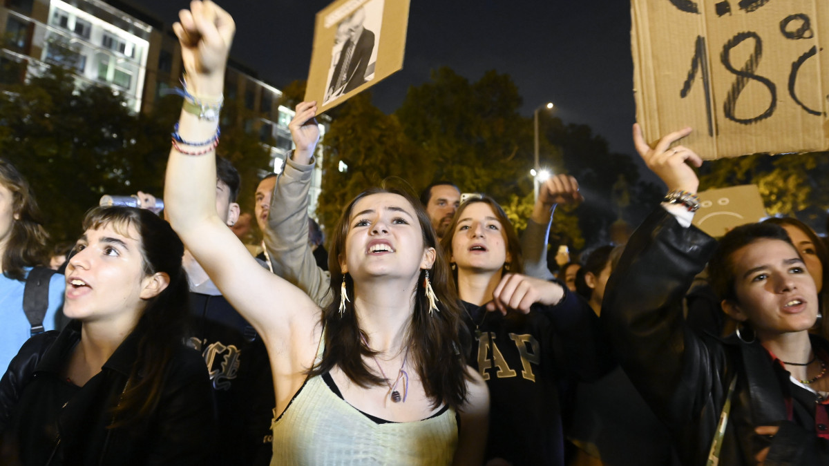 Résztvevők a Diákok a tanárokért Facebook-csoport Visszavágó - El a kezekkel a tanárainktól! elnevezésű demonstrációján a Belügyminisztérium Széchenyi István téri épületénél 2022. október 14-én.