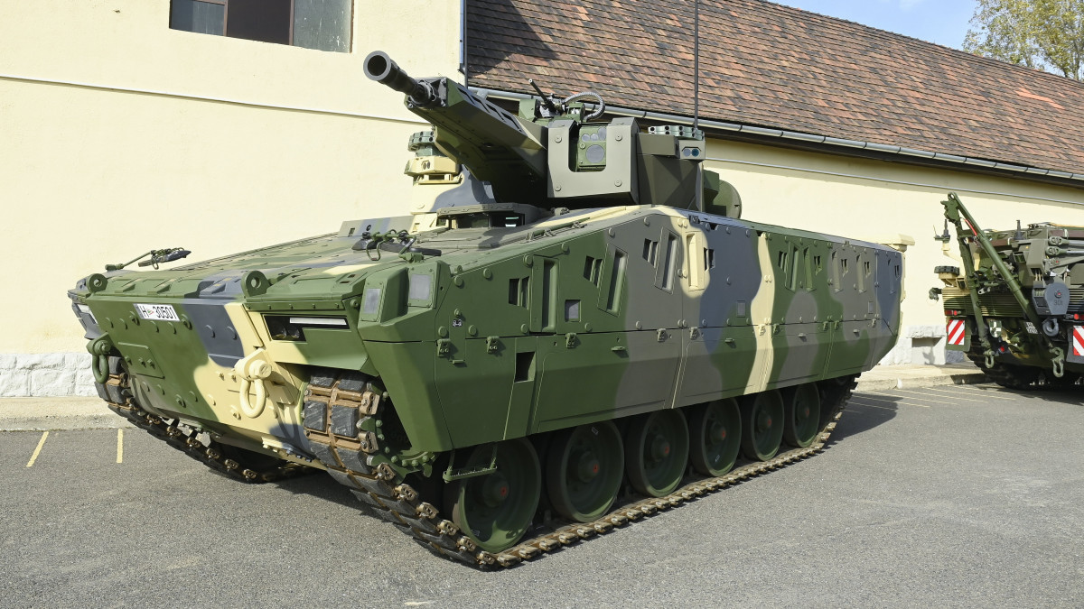 A Lynx KF41 harcjármű az átadási ünnepségen a Petőfi Sándor Laktanyában 2022. október 15-én.