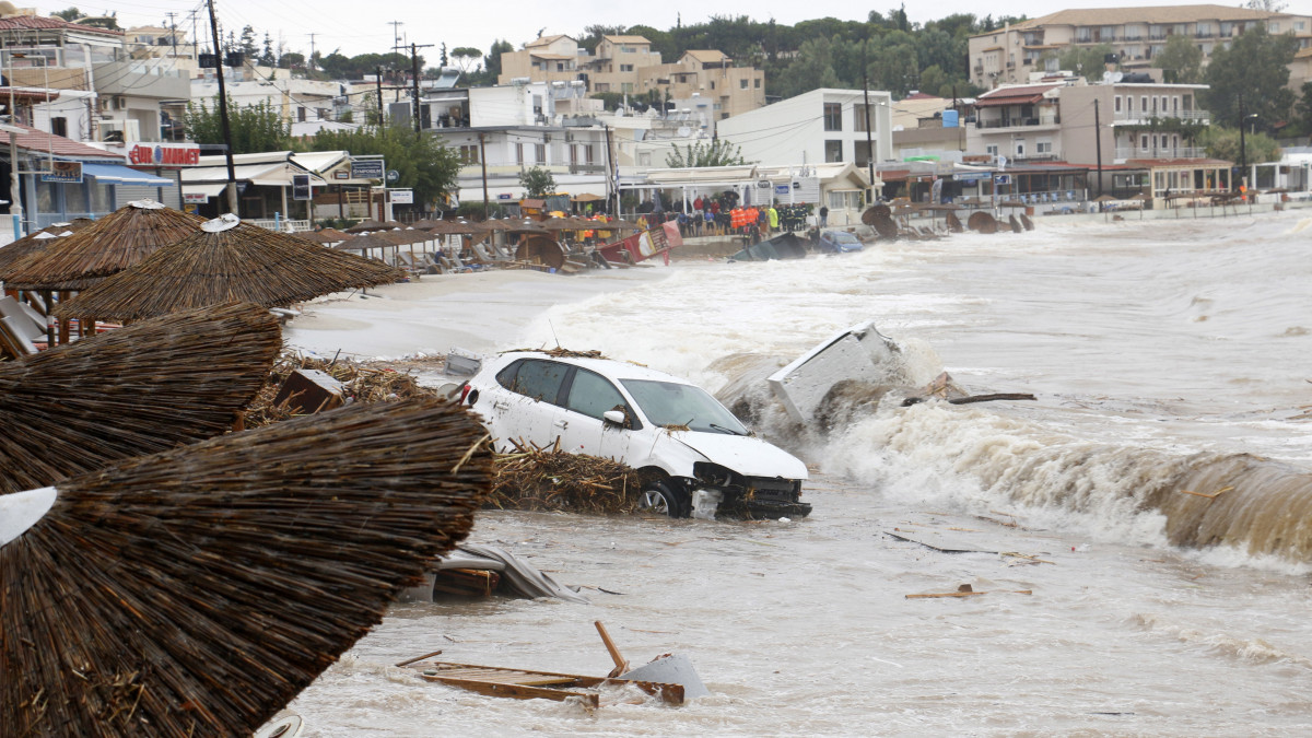 Elsodort autó a Krétán fekvő falu, Agia Pelagia tengerpartján 2022. október 15-én, miután rendkívüli erősségű vihar tombolt a görögországi szigeten. Egy ember életét vesztette, többen eltűntek.
