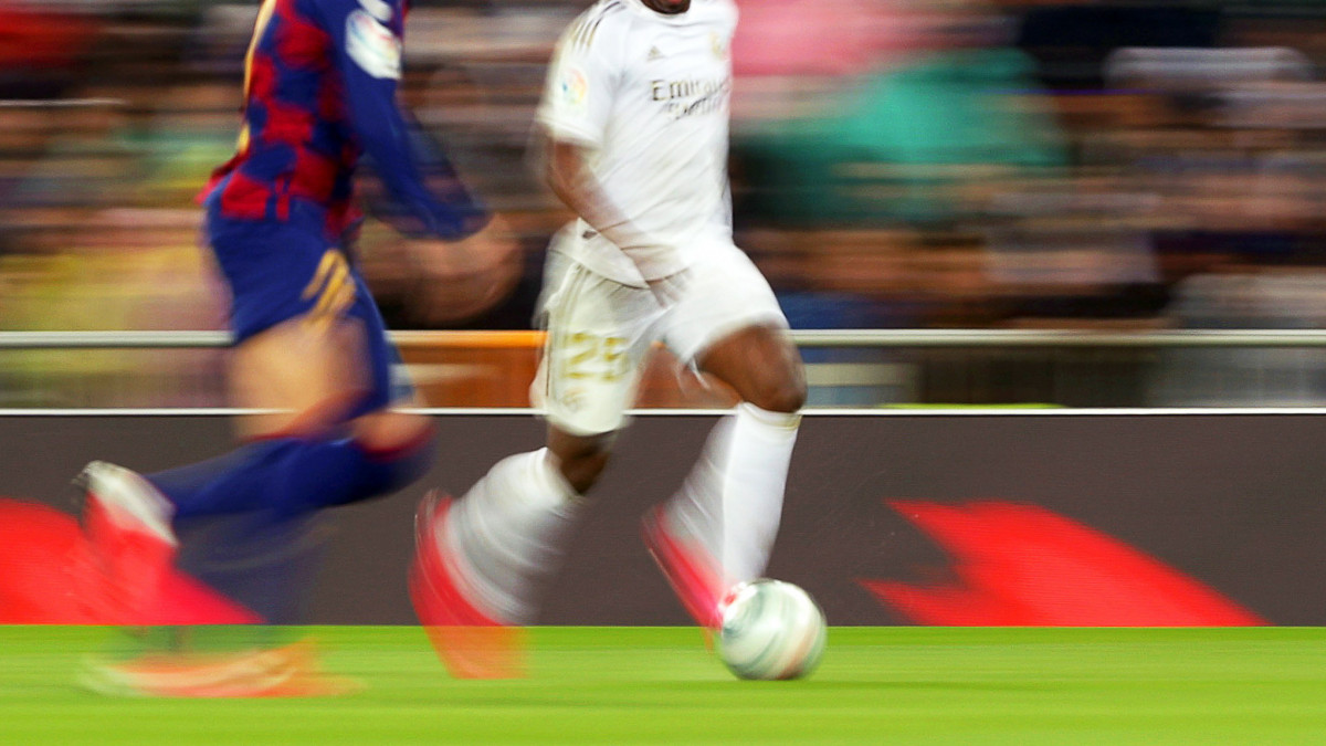 Vinícius Júnior, a Real Madrid (j) és Gerard Piqué, az FC Barcelona játékosa a spanyol első osztályú labdarúgó-bajnokság, a La Liga 26. fordulójának 2020. március 1-i játéknapján a madridi Santiago Bernabeu stadionban. A madridi együttes 2-0-ra győzött.