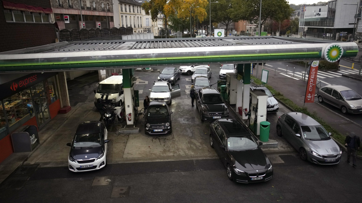 Benzinkútnál várakozó autósok a Párizstól nyugatra fekvő Ville dAvrayban 2022. október 18-án. Franciaország hét olajfinomítója közül négyben harmadik hete sztrájkolnak a fizetésemelést követelő dolgozók, ami üzemanyaghiányt okoz a franciaországi benzinkutakon.