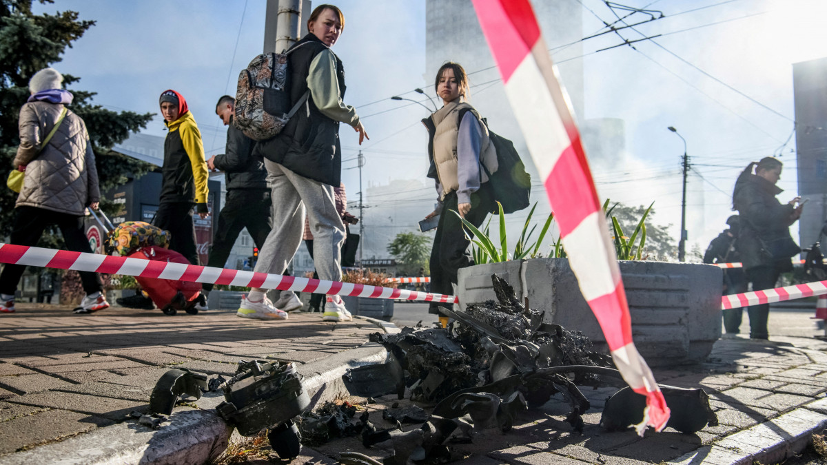 FILE PHOTO: Local residents look at parts of an unmanned aerial vehicle (UAV), what Ukrainian authorities consider to be an Iranian-made drone Shahed-136, after Russian drone strike, amid Russias attack on Ukraine, in Kyiv, Ukraine October 17, 2022. REUTERS/Vladyslav Musiienko/File Photo