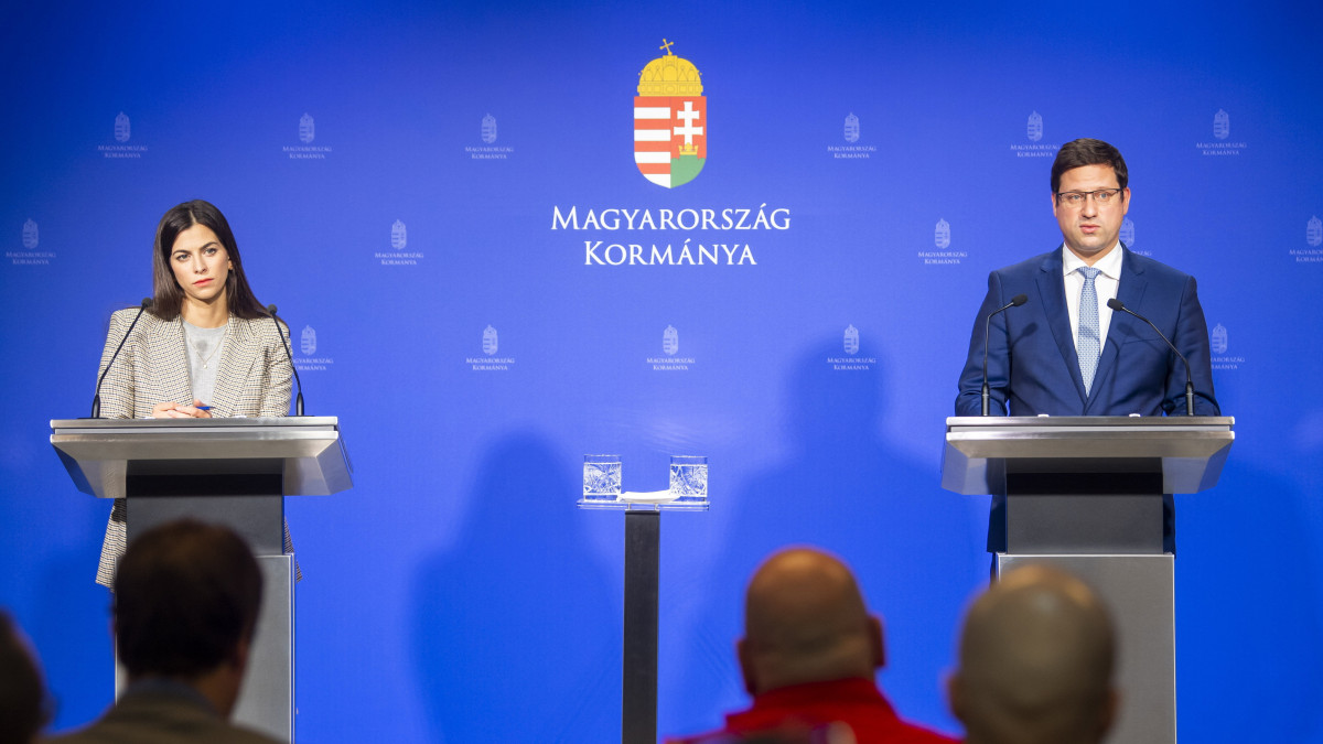 Gulyás Gergely Miniszterelnökséget vezető miniszter és Szentkirályi Alexandra kormányszóvivő a Kormányinfó sajtótájékoztatón a Miniszterelnöki Kabinetiroda épületében 2022. október 13-án.