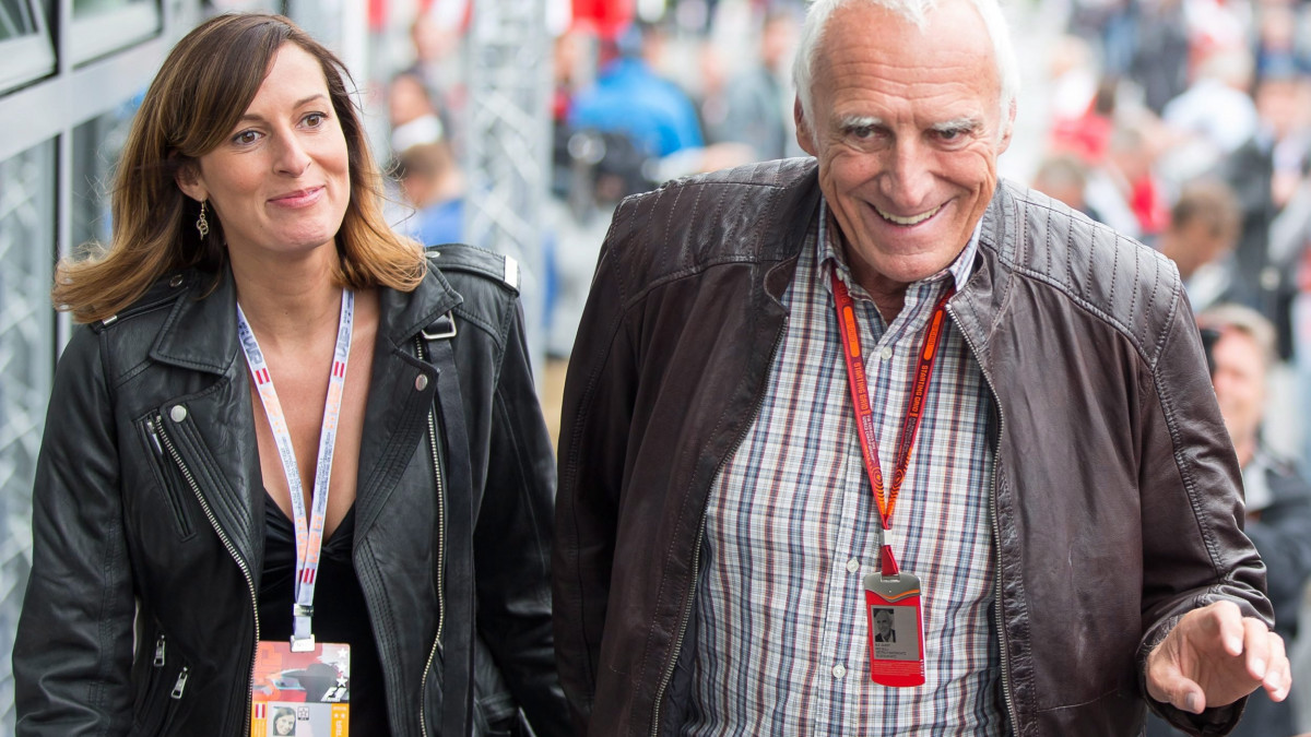 Spielberg, 2016. július 3.Dietrich Mateschitz, a Red Bull és a Toro Rosso csapatok, valamint a spielbergi pálya tulajdonosa és barátnője, Marion Feichtner a Forma-1-es autós gyorsasági világbajnokság Osztrák Nagydíjára érkezik a spielbergi pályán 2016. július 3-án. (MTI/EPA/EXPA/Johann Groder)