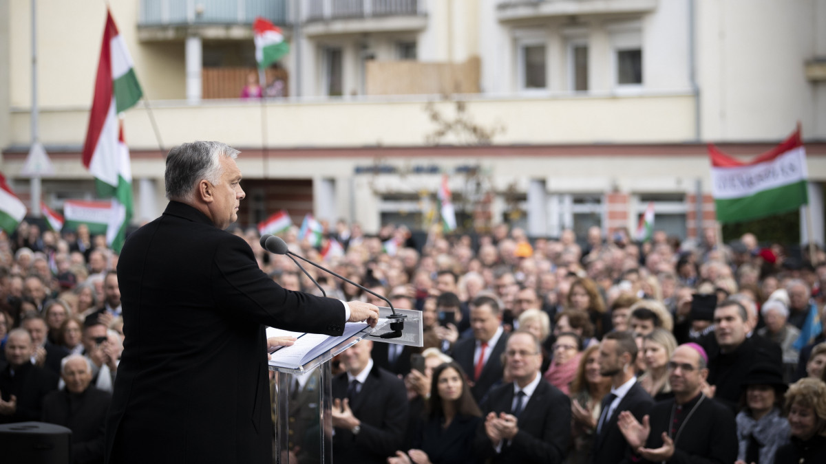 A Miniszterelnöki Sajtóiroda által közreadott képen Orbán Viktor miniszterelnök beszédet mond az 1956-os forradalom és szabadságharc 66. évfordulóján tartott megemlékezésen és a Mindszentyneum épületének ünnepélyes átadóján Zalaegerszegen 2022. október 23-án.