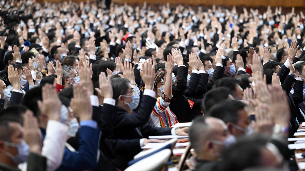Szavaznak a küldöttek a Kínai Kommunista Párt 20. kongresszusának záróülésén a pekingi Nagy Népi Csarnokban 2022. október 22-én.