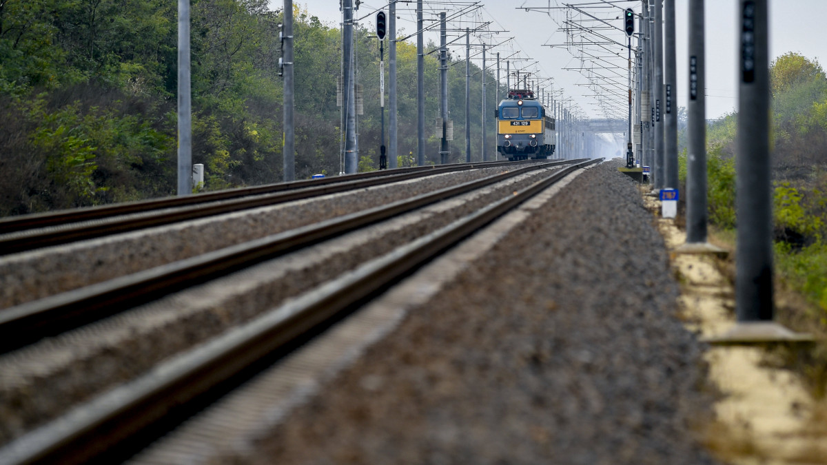 Személyvonat közlekedik az Ebes és Debrecen közötti felújított vasútvonalon az ünnepélyes átadó napján Debrecen közelében 2020. október 16-án. Környezetkímélő és biztonságos közlekedés jött létre a 15 milliárd forintos beruházás keretében felújított, Ebes és Debrecen közötti vasútvonal teljes átépítésével.