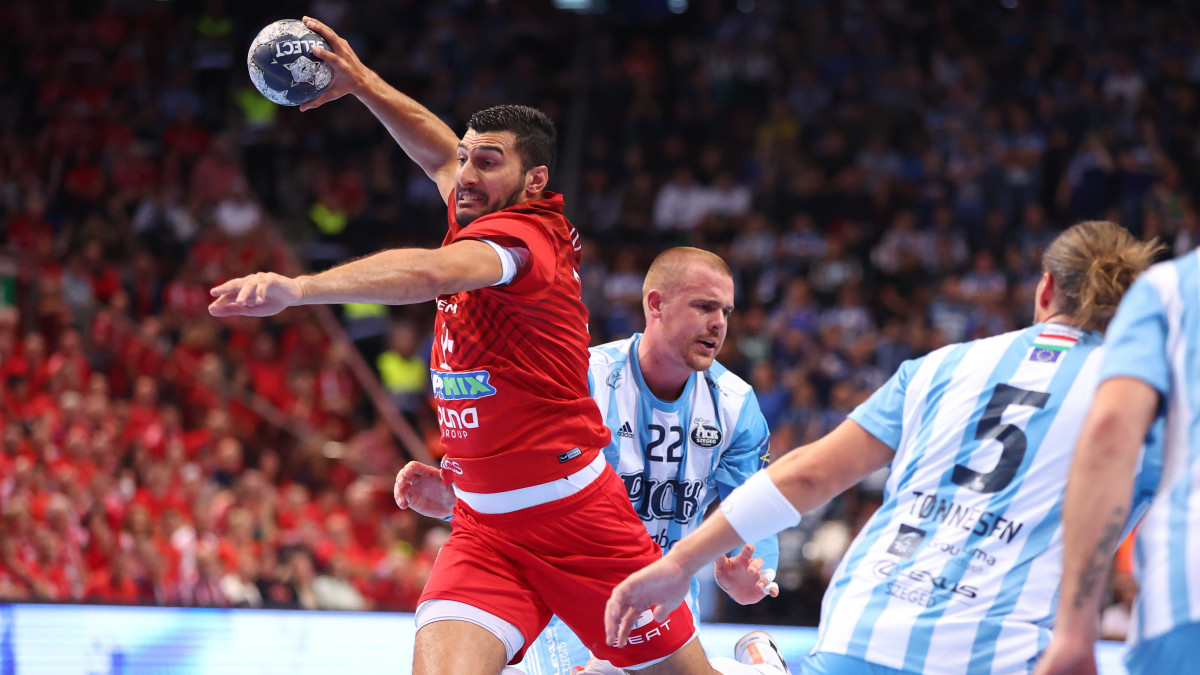 A veszprémi Jehia el-Dera (b) és Matej Gaber, a szegedi csapat játékosa (b2) a férfi kézilabda NB I-ben játszott Telekom Veszprém - Pick Szeged mérkőzésen a Veszprém Arénában 2022. október 22-én.