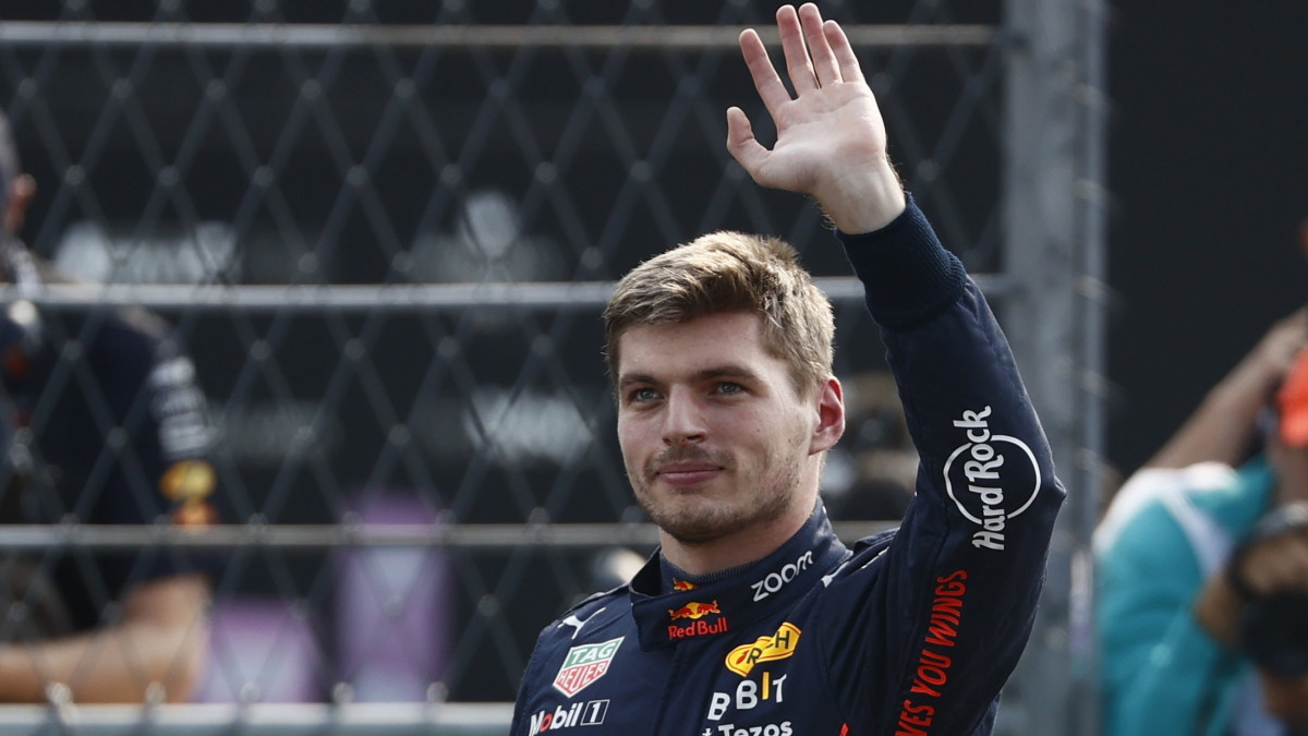 Max Verstappen, a Red Bull holland címvédője, miután ő érte el a leggyorsabb köridőt a Forma-1-es autós gyorsasági világbajnokság Mexikói Nagydíjának időmérő edzésén a mexikóvárosi Hermanos Rodríguez versenypályán 2022. október 29-én.