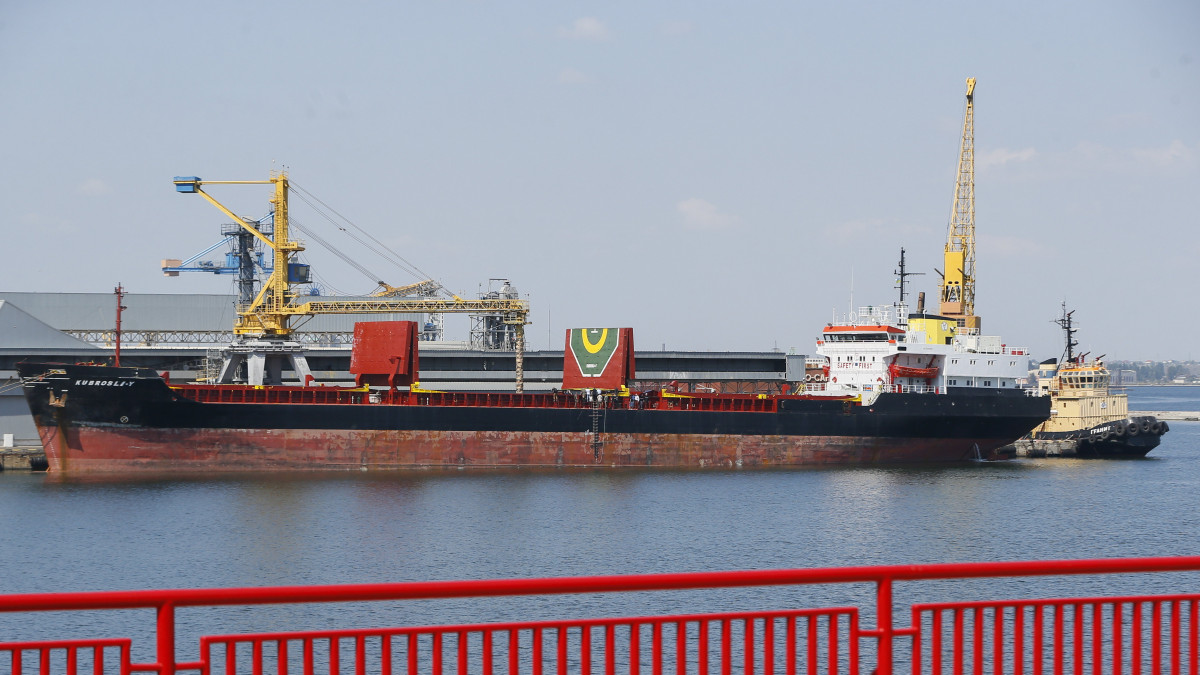 A Comore-szigeteken bejegyzett Kubrosli Y teherhajó az odesszai gabonakikötőben 2022. augusztus 19-én. A fekete-tengeri ukrán kikötőkből augusztus 1-jén újraindult az Ukrajna ellen február 24-én indított orosz támadás óta szünetelő gabonakivitel.