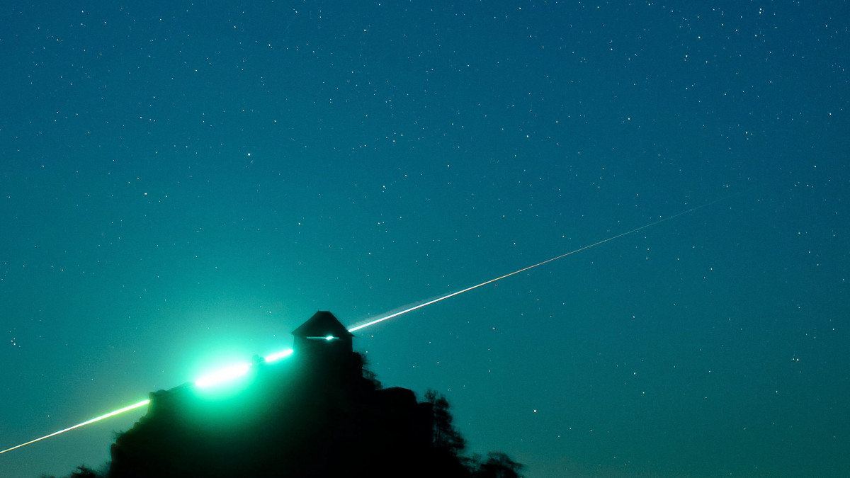 Egy tűzgömb látszik a salgói vár mögött Salgótarján közeléből fotózva 2015. október 31-én. Tűzgömbnek a Vénusznál fényesebb meteorokat nevezik.